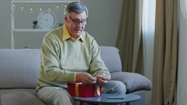 Mutlu Kafkasyalı Yaşlı Adam Büyükbaba Emeklinin Kırmızı Hediye Kutusunu Sarıp — Stok video