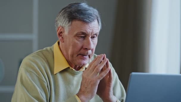 在笔记本电脑上打字的老高加索人老年养老金领取者认为 等待银行在网上浏览的消息通知后 他们就会戴上眼镜阅读老一辈人在电脑屏幕上的文字和技术 — 图库视频影像