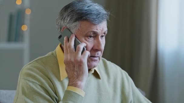 기사보기 미국의 노인이 할아버지에게 통화를 수급자가 통화를 전화를 걸었다 — 비디오