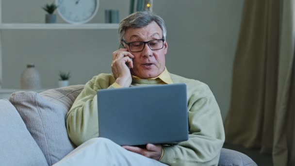 Viejo Abuelo Caucásico Años Hombre Hombre Edad Con Portátil Sienta — Vídeo de stock