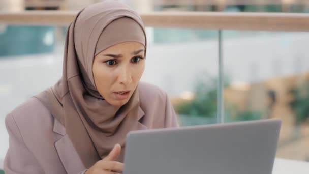 Fiatal Aggódó Stresszes Arab Üzletasszony Hidzsáb Nézi Laptop Képernyőn Érzi — Stock videók