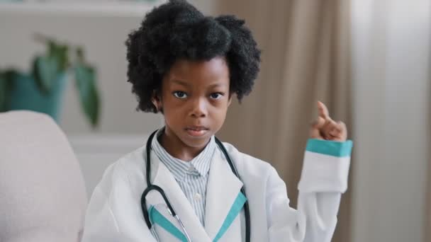 Close Little Cute Pretty Kid Girl Ubraniu Medycznym Udając Lekarz — Wideo stockowe