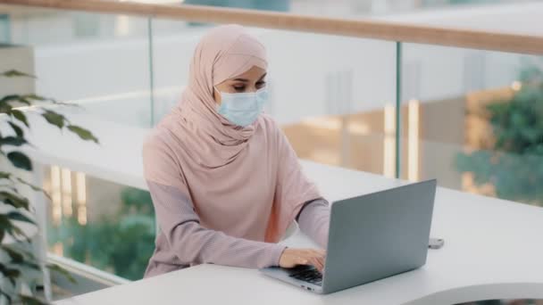 Junge Arabische Nutzerin Hijab Geschäftsfrau Medizinischer Maske Arbeitet Laptop Test — Stockvideo