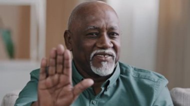 Erkek portresi. 60 'ların olgun Afrikalı Afrikalı Amerikalı erkeği. El hareketlerini kameraya doğru uzatma. Yaşlı büyükbaba reddediyor anlaşmazlık el yazısı reddediliyor