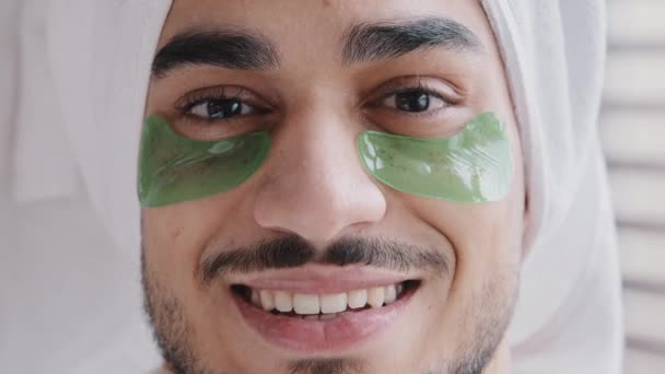 Yakından Gülümseyen Erkek Portresi Kafasında Hidrojenle Banyo Havlusu Göz Bandı — Stok video