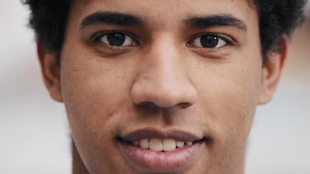 Extremo Primer Plano Joven Africano Dominicano Birracial Masculino Sonriendo Parte — Vídeos de Stock