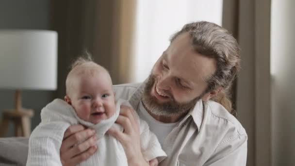 Kærlig Voksen Skægget Far Holder Baby Nyfødt Omsorgsfuld Far Leger – Stock-video