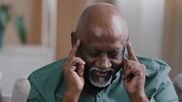 Close Man Portret Afrikaanse Amerikaanse Pensive Diep Gedachten Oudere Zakenman — Stockvideo