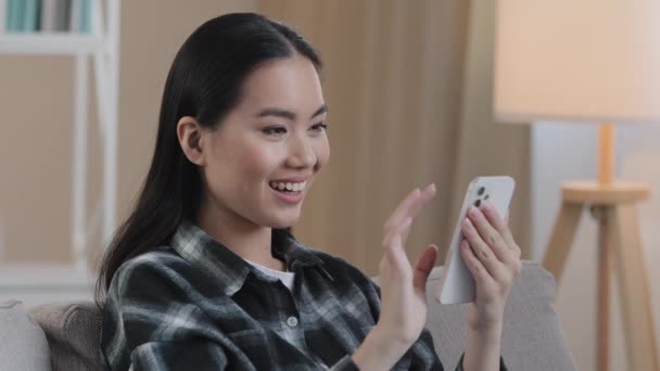 笑顔幸せなアジアの女性は オンライン電子商取引アプリで買い物を喜んで韓国の女の子のスワイプタッチスクリーンを入力します女性は ソーシャルメディアで自宅フォローの投稿でモバイルウェブサイトのプレイゲームを楽しむ — ストック動画