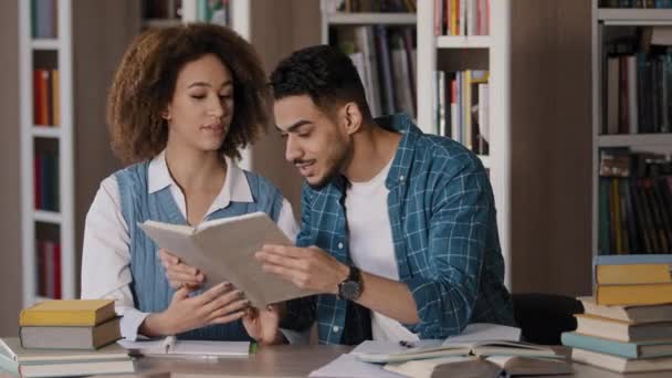 Dwóch Różnych Studentów Siedzi Bibliotece Uniwersyteckiej Przygotowując Się Egzaminu Studiując — Wideo stockowe