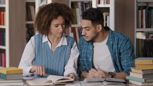 Uczniowie Chłopak Dziewczyna Siedzi Bibliotece Odrabianie Prac Domowych Przygotowanie Egzaminu — Wideo stockowe