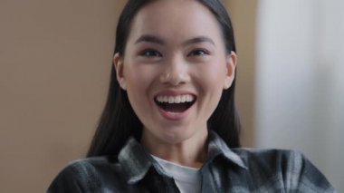 Kapatın Asyalı kadın diyor ki vay be şaşırmış kadın yüzü inanılmaz mutlu kazanan yüz ifadesini şaşırmış heyecanlı Koreli kız kameraya bakıyor zafer şokuyla sarsılmış iç mekanda başarı portresi