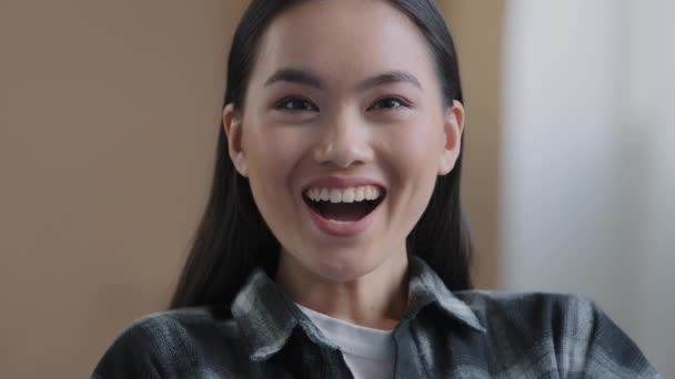Close Asiático Mulher Dizer Wow Surpreendido Feminino Rosto Maravilha Surpreender — Vídeo de Stock
