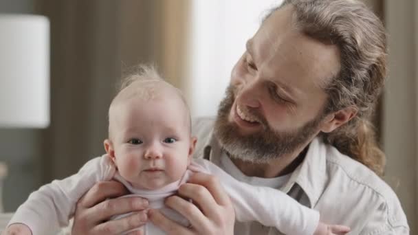 Mutlu Bir Aile Sakallı Beyaz Sevecen Bir Baba Kameraya Bakan — Stok video