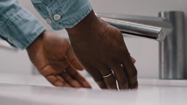 在公共厕所的自动洗脸盆里 无法辨认的非裔美国人在洗手和擦干男性的手 卫生和环卫概念 非接触式洗手技术 Covid大流行病规则 — 图库视频影像