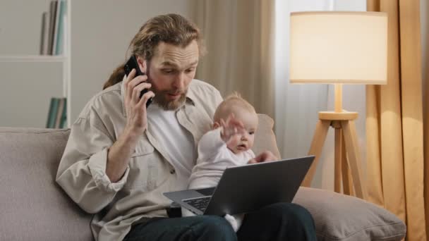Απασχολημένος Πατέρας Ενήλικος Επιχειρηματίας Εργένης Μπαμπάς Multitasking Στο Σπίτι Κρατώντας — Αρχείο Βίντεο