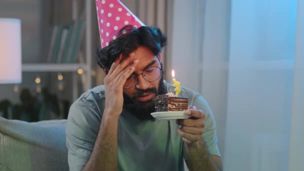 Retrato Árabe Triste Molesto Solitario Indio Barbudo Hombre Celebrar Cumpleaños — Vídeos de Stock