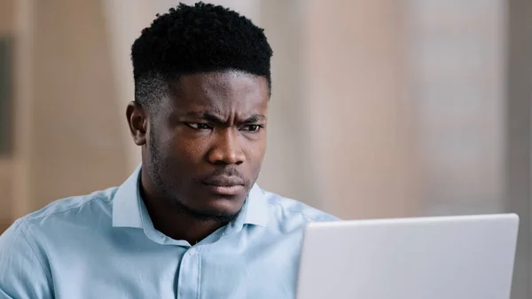 Verveelde Afrikaanse Amerikaanse Jongeman Man Man Zakenman Baas Praten Online — Stockfoto