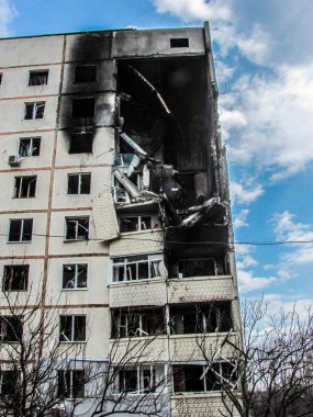 Kharkiv, Kharkov, Ukrayna - 05.28.2022: yerleşim yerlerinin yarısını yıktı Ukrayna 'nın hasarlı balkonları Rusya' nın savaş saldırısının yıkımının sonuçları terör saldırısının bombalanmasıyla sonuçlandı