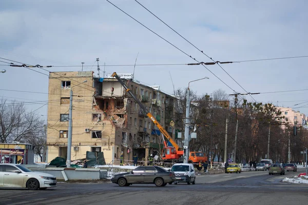 Kharkiv Kharkov Ucrânia 2022 Casa Bombardeada Cidade Ucraniana Guindaste Desmantelamento — Fotografia de Stock