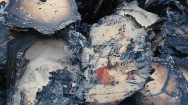 Harkiv Kharkov bölgesi, Skovorodinovka, Skovorodinivka, Ukrayna - 05.07.2022: Rus saldırısının ardından terk edilmiş Skovoroda Müzesi binasında yakın plan yakılmış tarihi kitap