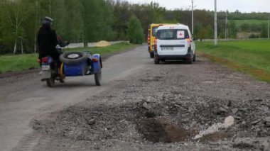 Kharkiv Kharkov bölgesi, Rogan, Ukrayna - 05.10.2022: Kırık yol yıkıntıları Ukrayna 'daki Rus saldırganlık savaşının korkunç istila sonuçları füze saldırısı