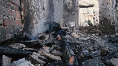 Kharkiv Kharkov bölgesi, Skovorodinovka, Skovorodinivka, Ukrayna - 05.07.2022: harabe yangını, Rus saldırısının yol açtığı terör saldırısı, yanan kül roketli bombardıman binasını yakıp kül etti.