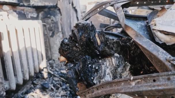 ハリコフ地域 Skovorodinovka Skovorodinivka ウクライナ 2022 燃えた破片金属はロシアの侵略軍の空襲による攻撃から家を破壊煙破壊したまま — ストック動画