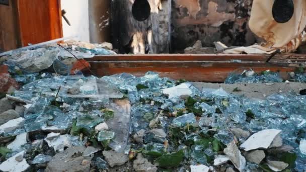ハリコフハリコフ地域 スコヴォロディノフカ スコヴォロディニフカ ウクライナ 2022 ウクライナで壊れたガラスの破片が建物戦争を破壊ロシアの侵略爆撃ロケット空襲破壊 — ストック動画