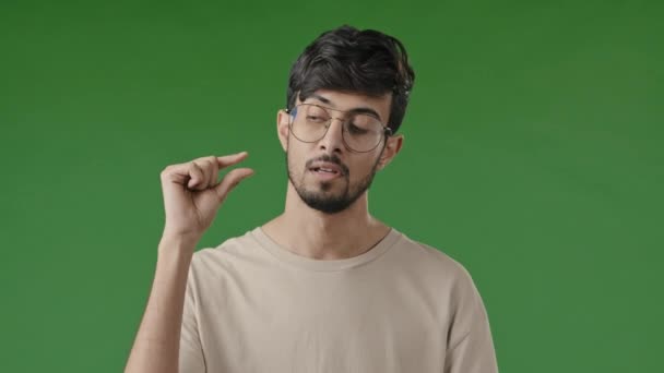 Dezamagit Nefericit Bruneta Arabian Face Puțin Gest Degetele Nemulțumit Tip — Videoclip de stoc