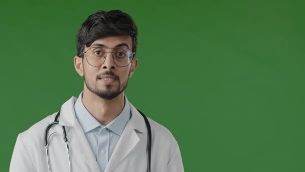 Молодий Арабський Чоловік Лікар Білій Медичній Формі Зеленому Фоні Консультуйтеся — стокове відео