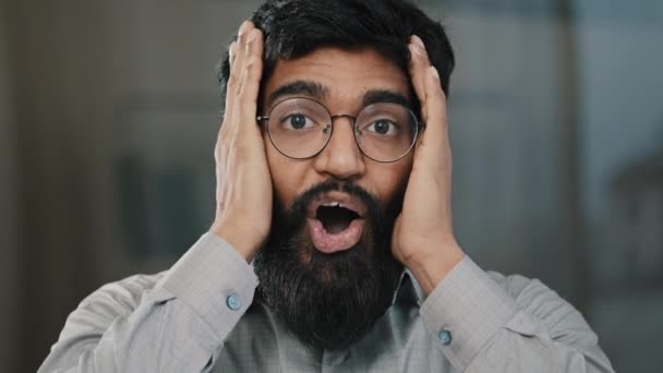 Zszokowany Uśmiechnięty Arabski Człowiek Profesjonalny Agent Biznesmen Okularach Zaskoczony Dobre — Wideo stockowe
