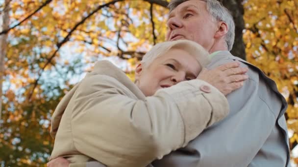 Verheiratete Kaukasische Ältere Familie Mittleren Alters Paar Steht Draußen Herbst — Stockvideo