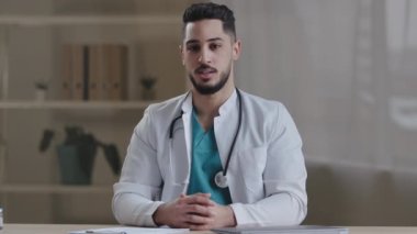 Nitelikli Arap erkek stajyer doktor pratisyen doktor psikiyatrist adam sağlık virüsü enfeksiyonu hakkında uyardı. Virüs enfeksiyonu işaret parmağı hareket anlaşmazlığı göstermiyor. Tıbbi profesyonel tavsiye verin.