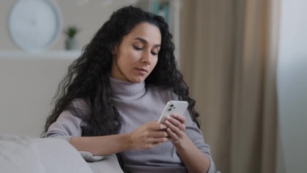 Aantrekkelijk Attent Arabisch Meisje Zorgeloos Vrouw Vriendin Zitten Gezellige Bank — Stockvideo