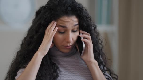 Беспокойная Арабская Латиноамериканка Студентка Бизнесвумен Разговаривающая Мобильному Телефону Сидит Дома — стоковое видео