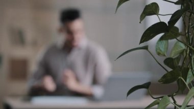 Genç mutlu Arap erkek iş adamı baterist evde eğleniyor davul çalıyormuş gibi yapıyor kariyerinin ilerlemesini kutluyor favori müziğin bulanık görüntüsünün tadını çıkarıyor.