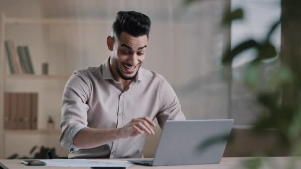 幸せな満足アラブ男労働者ビジネスマンヒスパニック男は自宅のオフィスに座ってコンピュータ上で仕事を終えた成功取引は快適さレジャーを感じる後 椅子にもたれ頭の後ろに手を置くリラックス休憩を取る — ストック動画