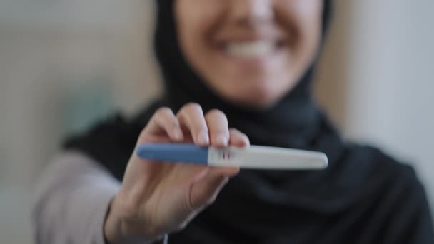 Retrato Sorrindo Desfocado Árabe Jovem Mulher Grávida Muçulmano Menina Hijab — Vídeo de Stock