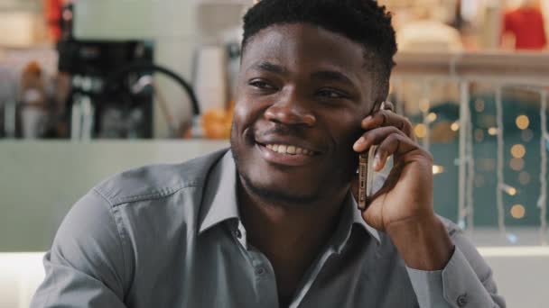 Close Jonge Gelukkig Afrikaans Amerikaanse Man Gesprek Telefoon Beantwoorden Vriendelijke — Stockvideo