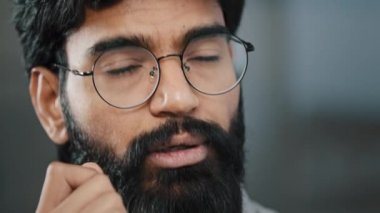 Yakın plan portre Arap düşünceli iş adamı soru ikilemi yaşıyor. Düşünceler üzerinde yoğunlaşmış çözüm sorunu. Düşünceler üzerinde odaklanmış.