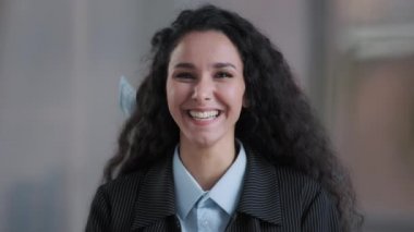 Mutlu, genç, zengin, İspanyol, kadın, kazanan, bankacı, maaşlı, maaşlı, maaşlı bir yatırımcı. Düşen dolarlarla sevin.