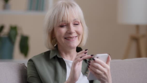 Ώριμη Ηλικιωμένη Ώριμη 60S Καυκάσια Γυναίκα Τηλέφωνο Θηλυκό Χαμογελά Χρησιμοποιεί — Αρχείο Βίντεο