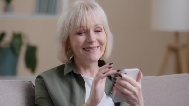 Elderly stylish granny caucasian mature woman using app on smartphone for  online shopping confused face expression. Chroma key background. Old  grandmother in fashion wearing browsing on mobile phone Stock Photo - Alamy