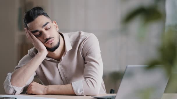 Sleepy Cansado Hombre Hispano Empleado Hombre Negocios Soñador Durmiendo Casa — Vídeo de stock