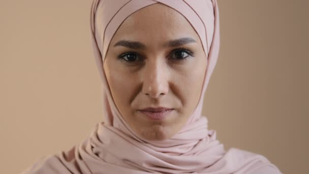 Portrét Rozrušený Muslim Dívka Žena Hidžábu Šátek Islámský Mladý Úzkostlivý — Stock video