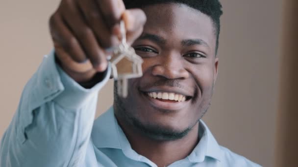 Alegre Joven Afroamericano Hombre Feliz Propietario Casa Inmobiliaria Ganar Apartamento — Vídeo de stock