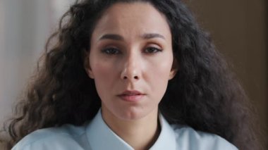 Ciddi kadın yüzünü kapat. Doğal makyajlı güzel bir kadın. Mükemmel ciltli, Arap, kıvırcık saçlı, iş kadını.