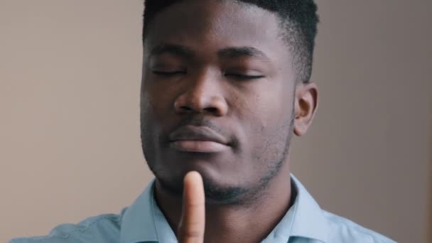 Ciddi Genç Kızgın Afro Amerikalı Yetişkin Adam Kameraya Sert Bir — Stok video