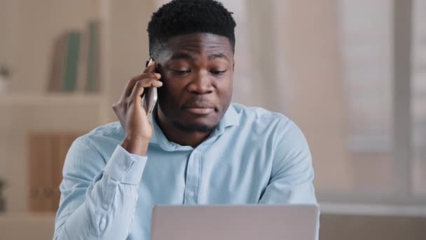 Homem Africano Sorridente Homem Negócios Masculino Empregado Freelancer Multitarefa Trabalhador — Vídeo de Stock